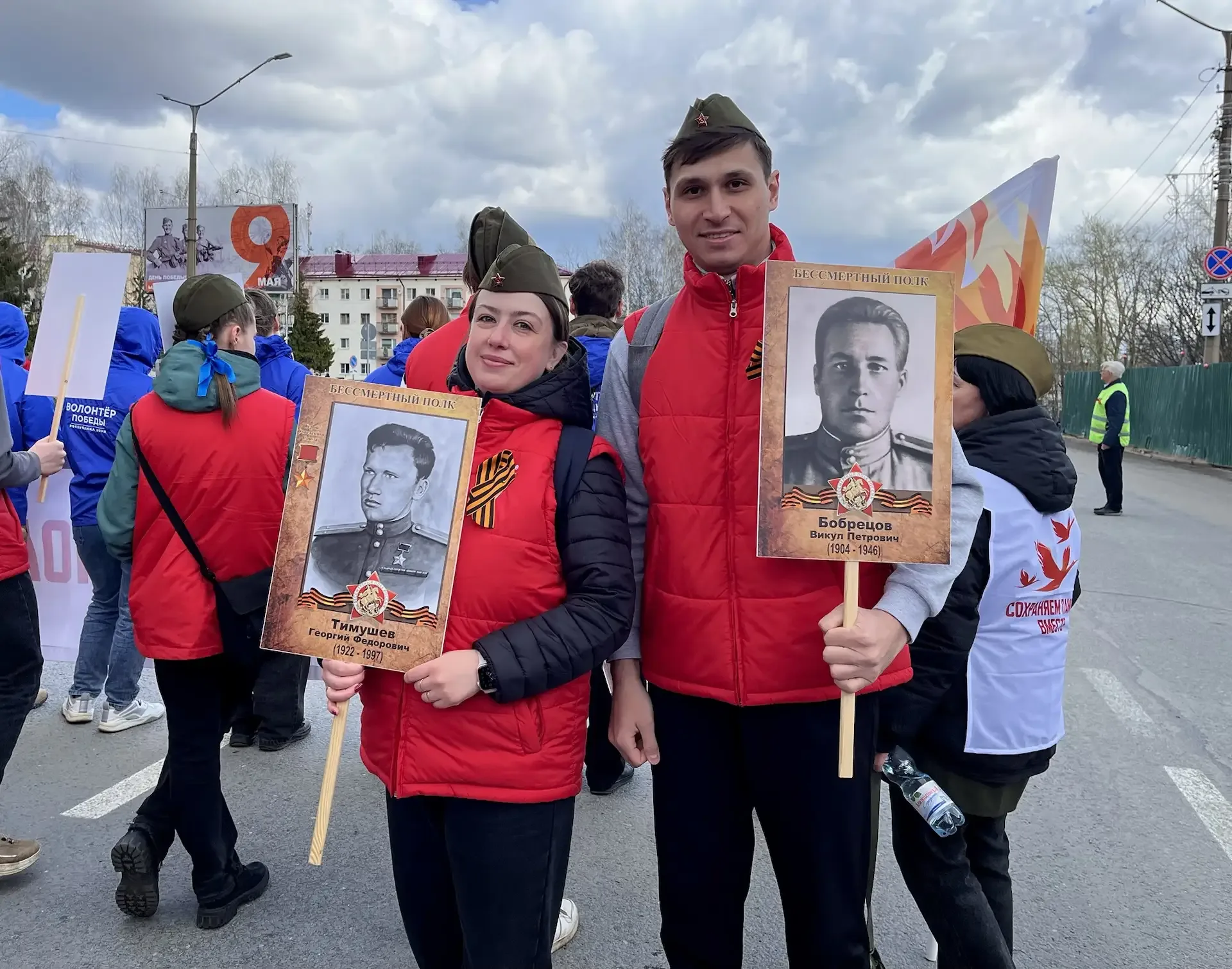 🔸 Волонтёрам нашей школы выпала честь стать частью шествия «Бессмертный полк».  Масштабная традицион
