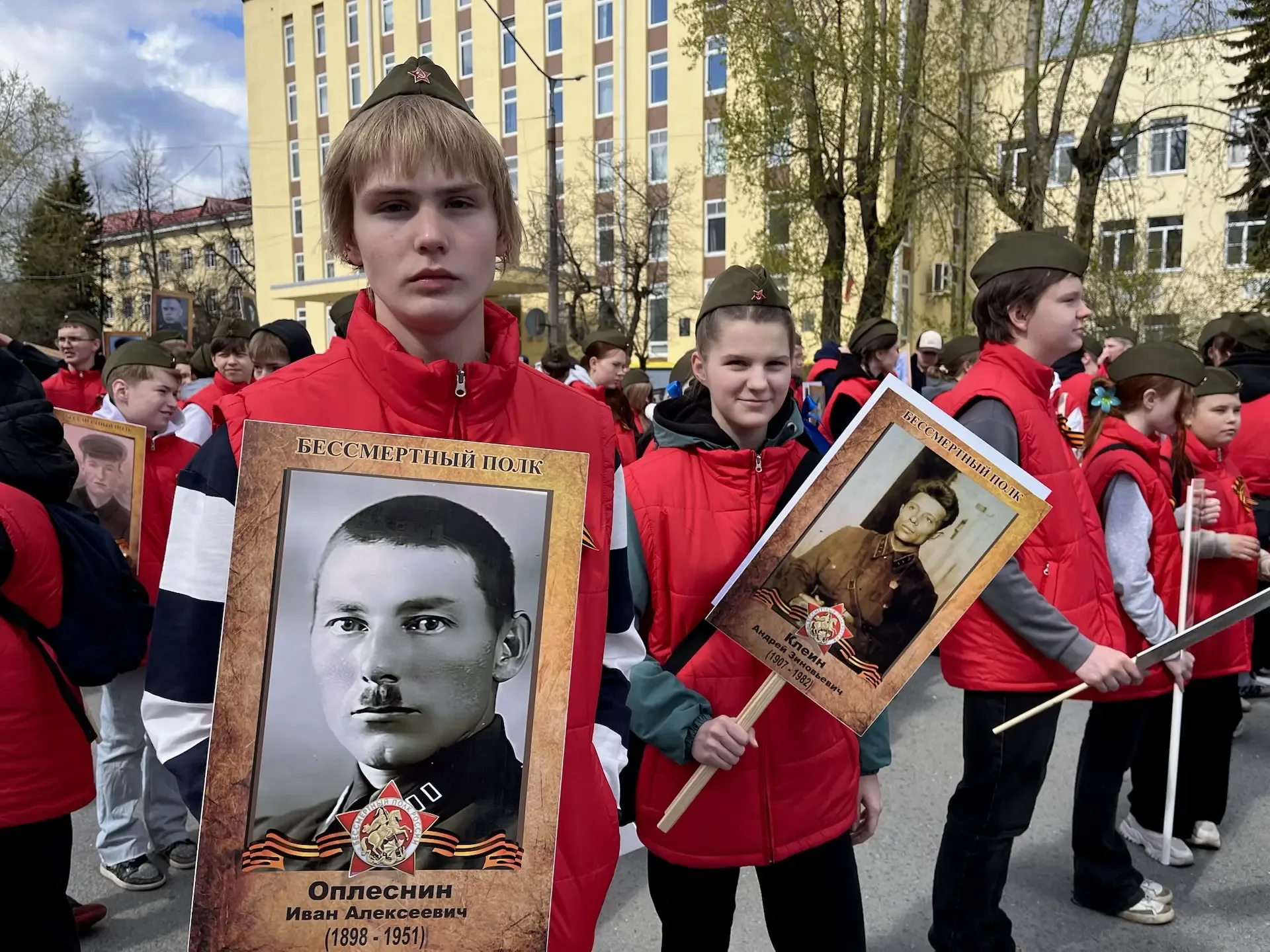 🔸 Волонтёрам нашей школы выпала честь стать частью шествия «Бессмертный полк».  Масштабная традицион