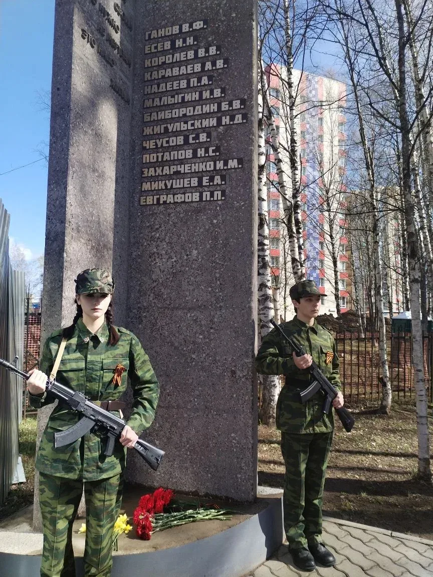 🎖️ Сегодня, 9 мая, у Памятного  знака работникам Сыктывкарского механического завода, павшим на поля