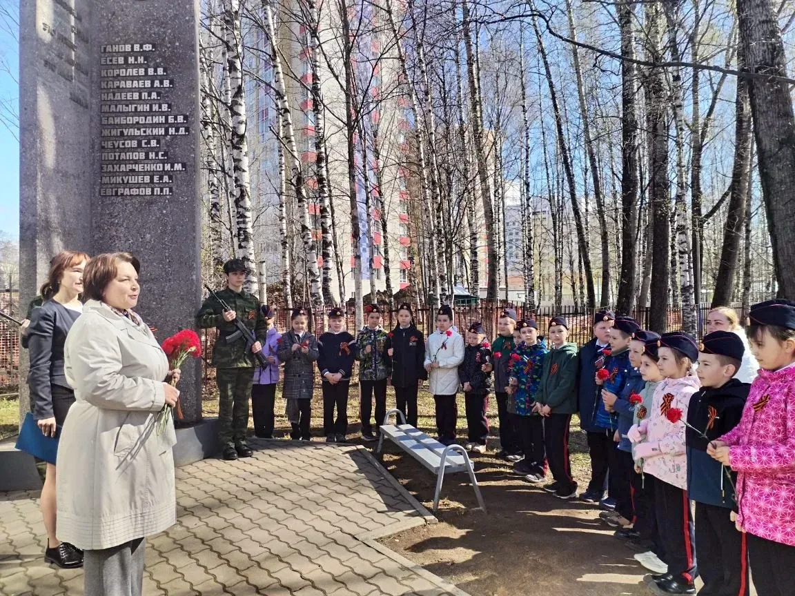 🎖️ Сегодня, 9 мая, у Памятного  знака работникам Сыктывкарского механического завода, павшим на поля