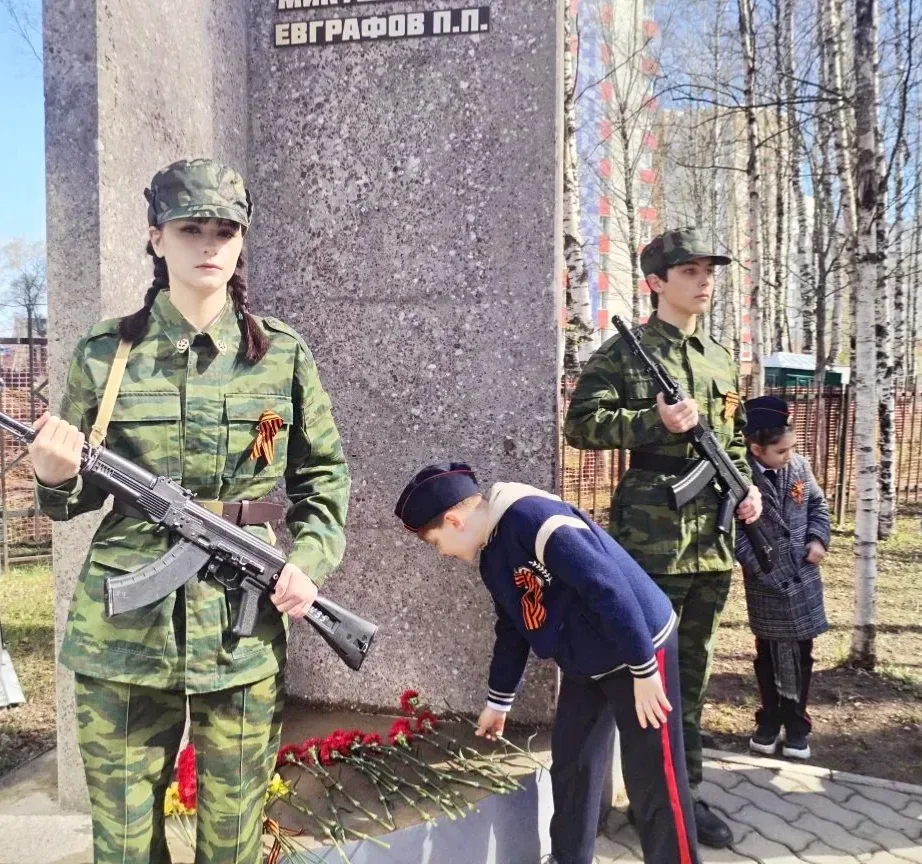 🎖️ Сегодня, 9 мая, у Памятного  знака работникам Сыктывкарского механического завода, павшим на поля