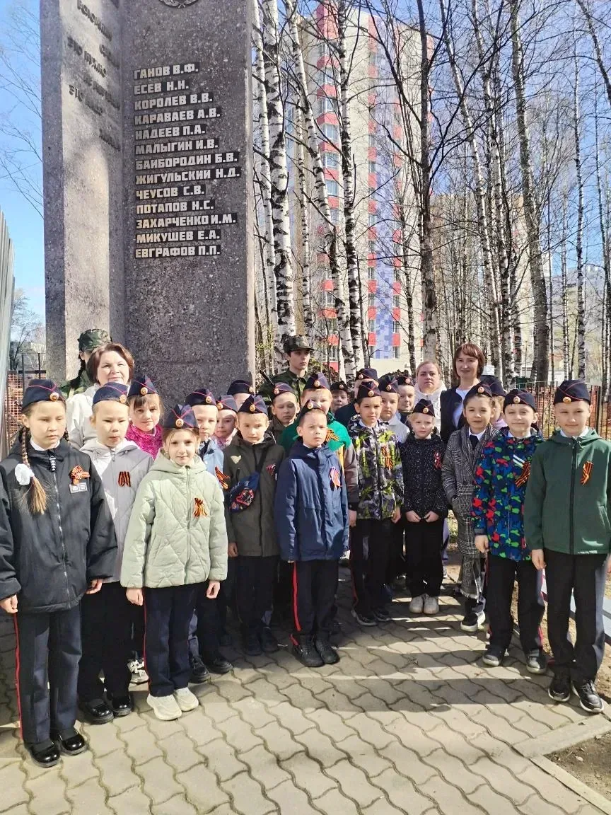 🎖️ Сегодня, 9 мая, у Памятного  знака работникам Сыктывкарского механического завода, павшим на поля