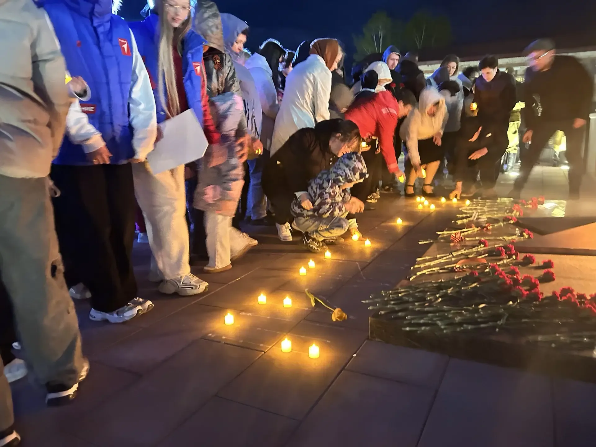 🇷🇺 У того же обелиска, с той же болью в сердце... 🕯✨  Тишина. 🤫 Только ветер колышет пламя свечей и 
