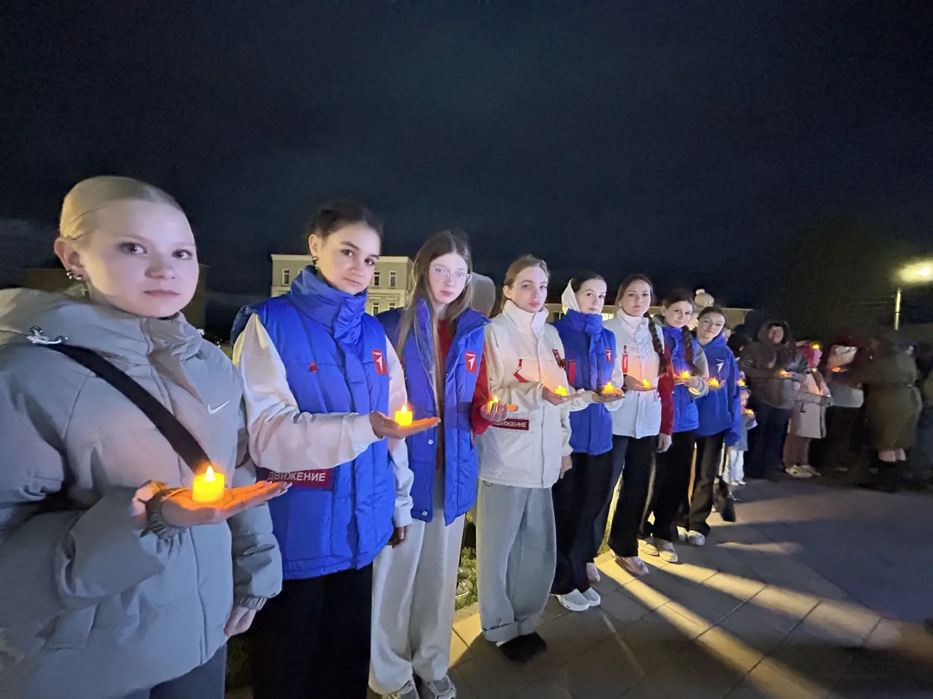 🇷🇺 У того же обелиска, с той же болью в сердце... 🕯✨  Тишина. 🤫 Только ветер колышет пламя свечей и 