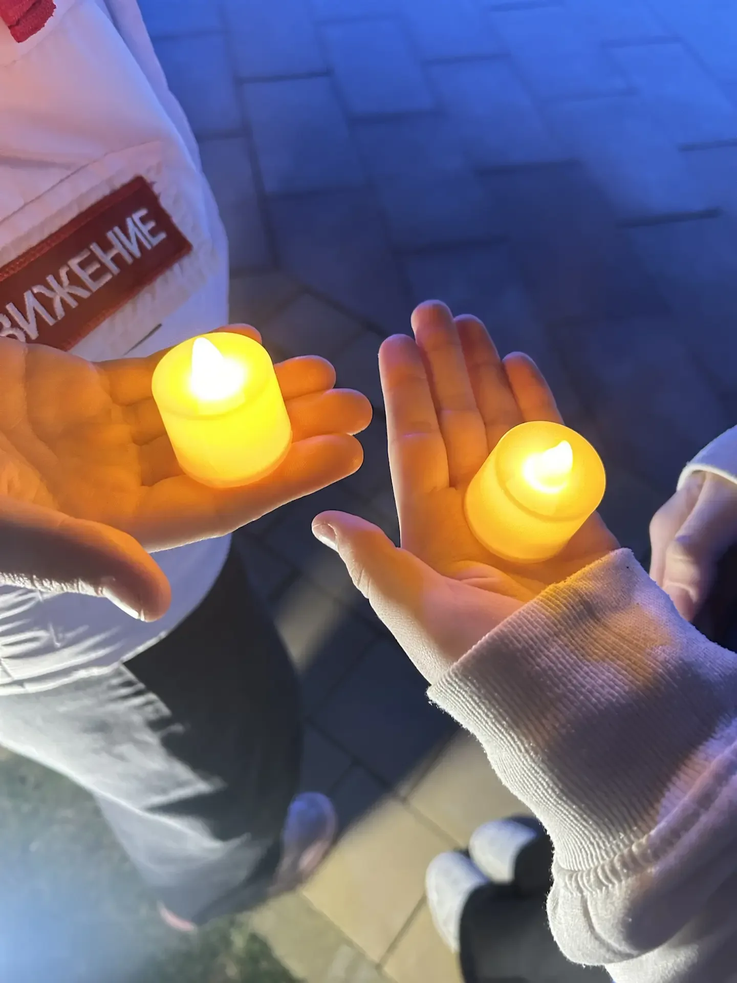 🇷🇺 У того же обелиска, с той же болью в сердце... 🕯✨  Тишина. 🤫 Только ветер колышет пламя свечей и 