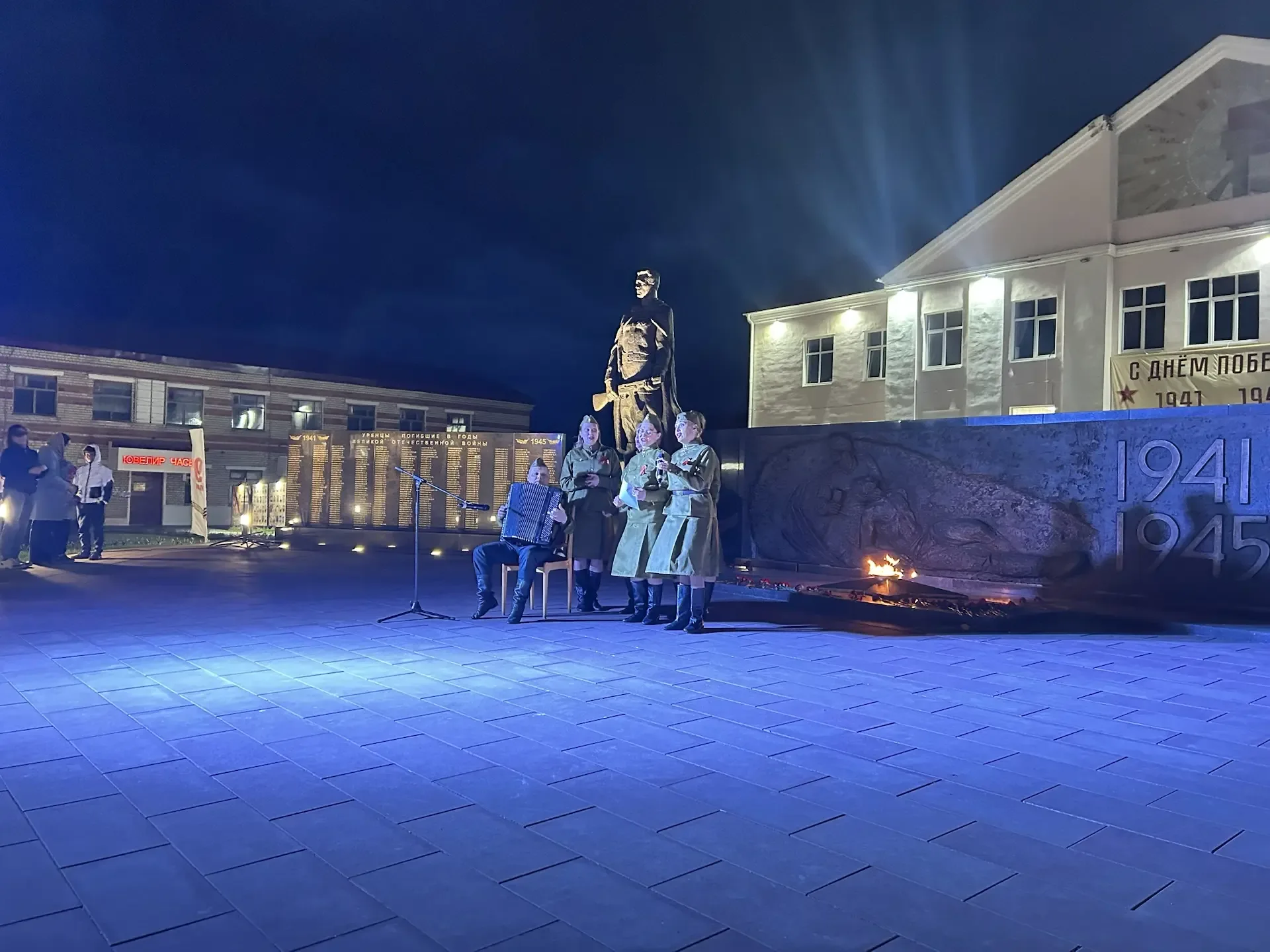 🇷🇺 У того же обелиска, с той же болью в сердце... 🕯✨  Тишина. 🤫 Только ветер колышет пламя свечей и 
