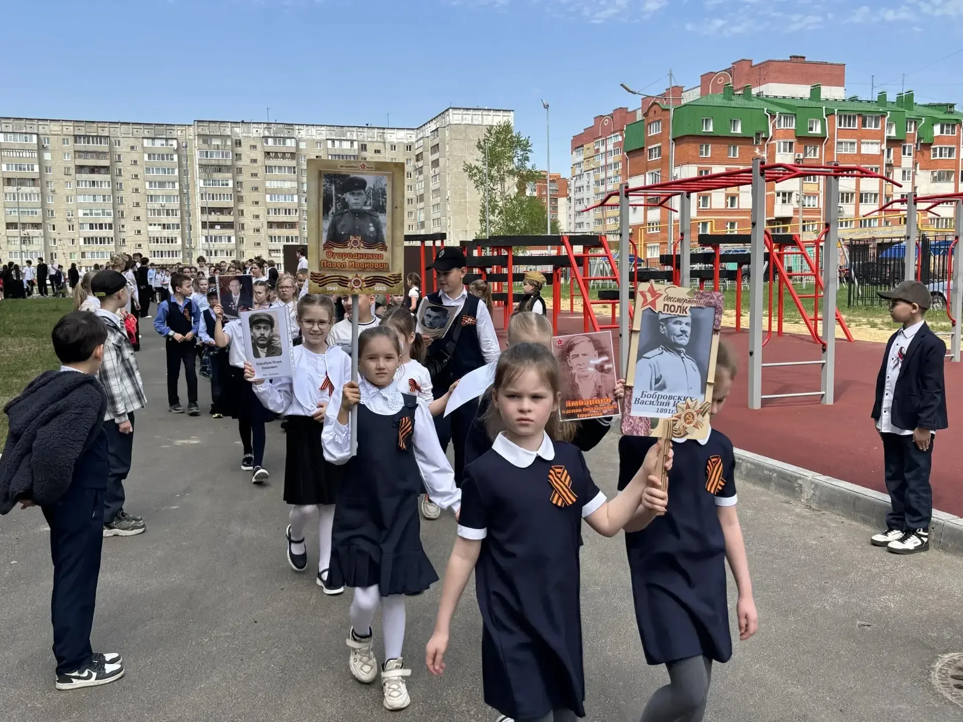 Сегодня в 32-й школе Йошкар-Олы провели акцию «Бессмертный полк». Это значимое событие, которое объе