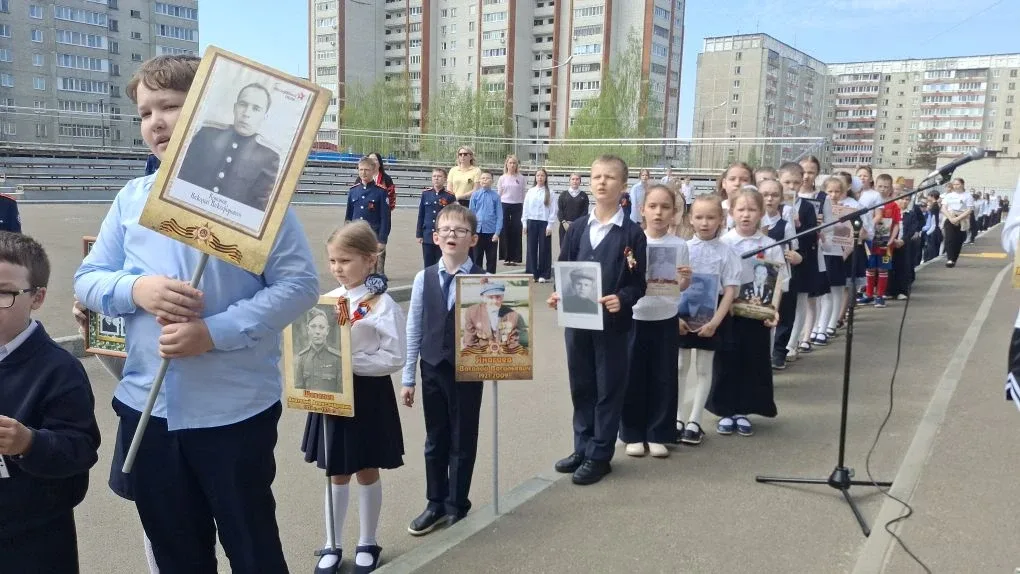 Сегодня в 32-й школе Йошкар-Олы провели акцию «Бессмертный полк». Это значимое событие, которое объе