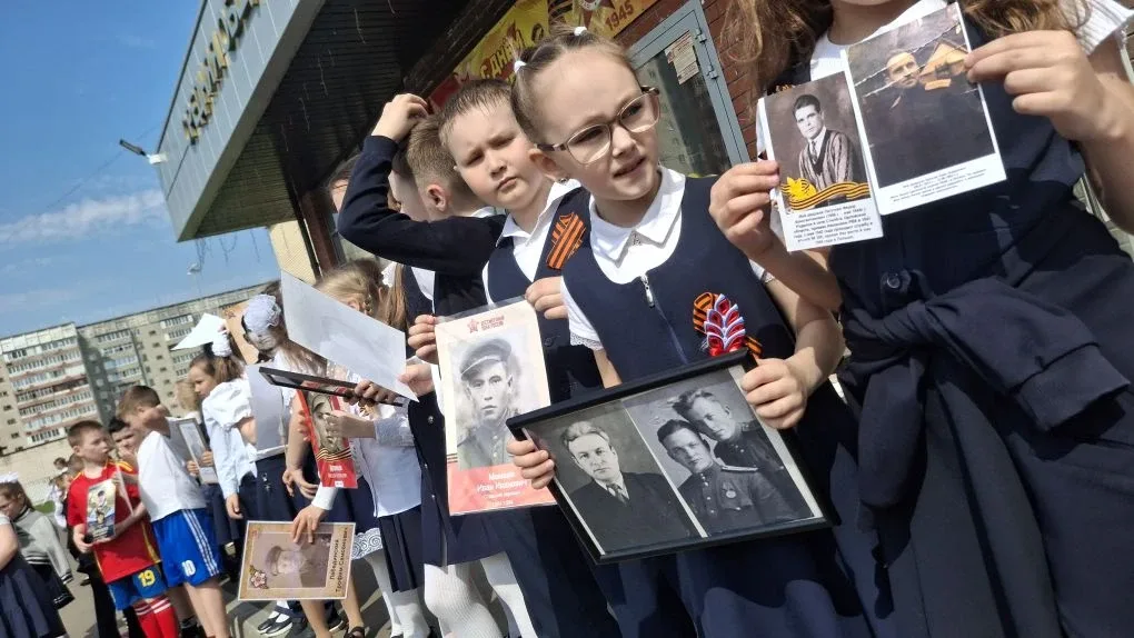 Сегодня в 32-й школе Йошкар-Олы провели акцию «Бессмертный полк». Это значимое событие, которое объе