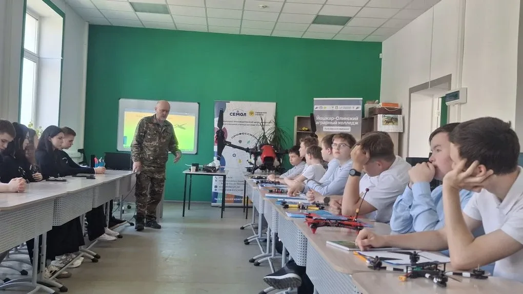Сегодня ученики 7- 8 классов стали участниками захватывающего мастер-класса "Соколы России"  с элеме