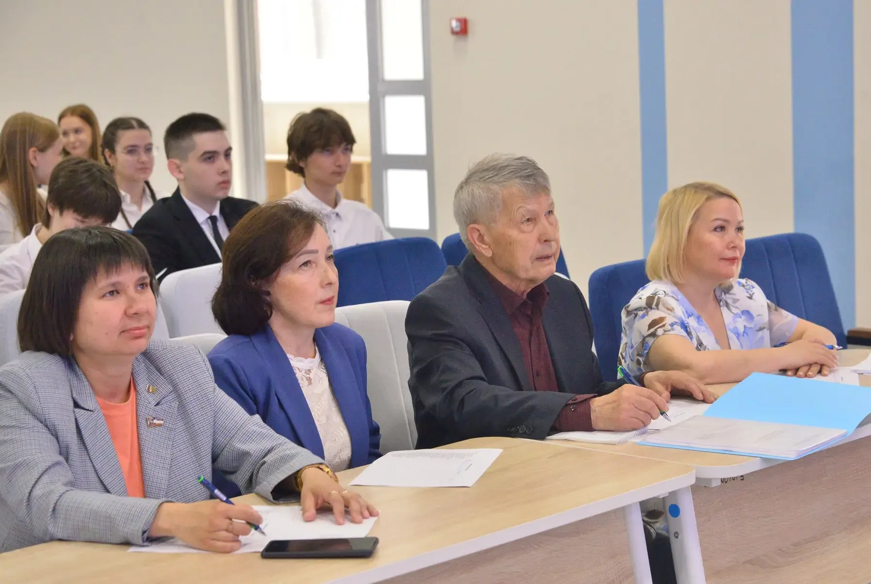 Сегодня в школе прошла защита индивидуальных проектов учеников 10-го класса. В состав жюри вошли:  -