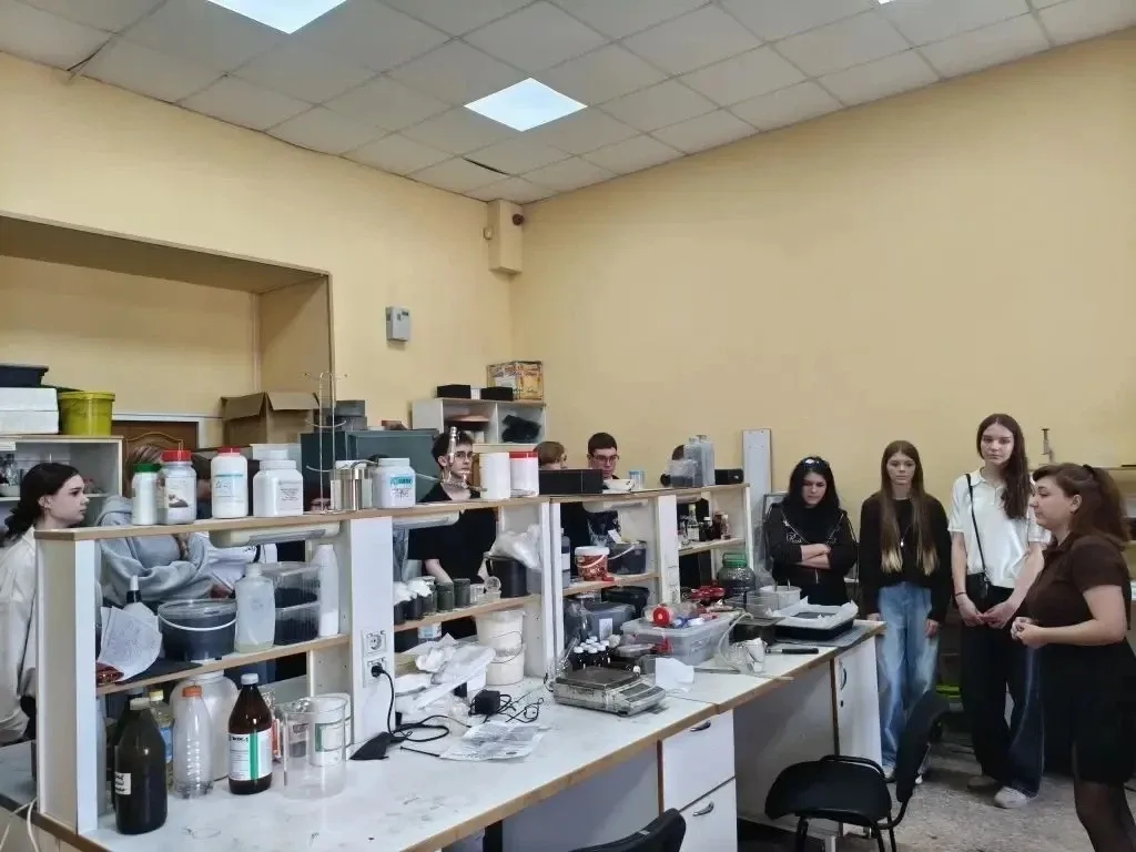 Сегодня учащиеся 9-х классов нашей школы отправились на экскурсию в рамках курса «Россия — мои гориз