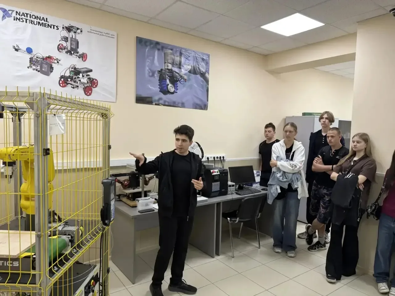 Сегодня учащиеся 9-х классов нашей школы отправились на экскурсию в рамках курса «Россия — мои гориз