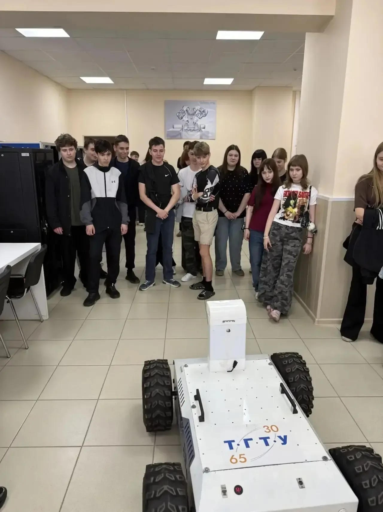 Сегодня учащиеся 9-х классов нашей школы отправились на экскурсию в рамках курса «Россия — мои гориз