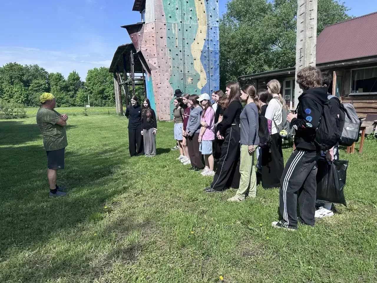 ☀️🌿 Учащиеся 8 «Е» класса не теряют время даром и уже сейчас стараются насладиться всеми прелестями 