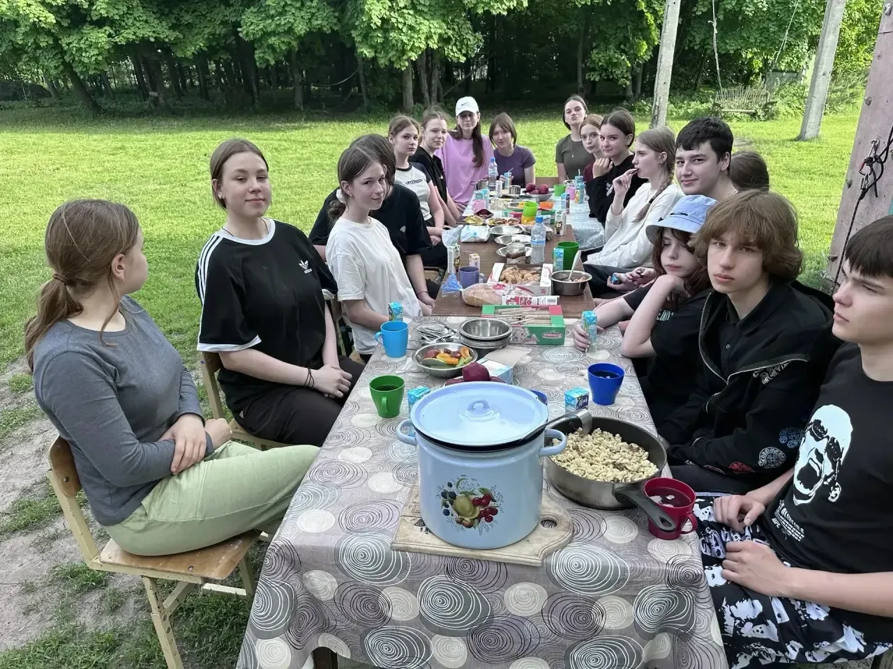 ☀️🌿 Учащиеся 8 «Е» класса не теряют время даром и уже сейчас стараются насладиться всеми прелестями 