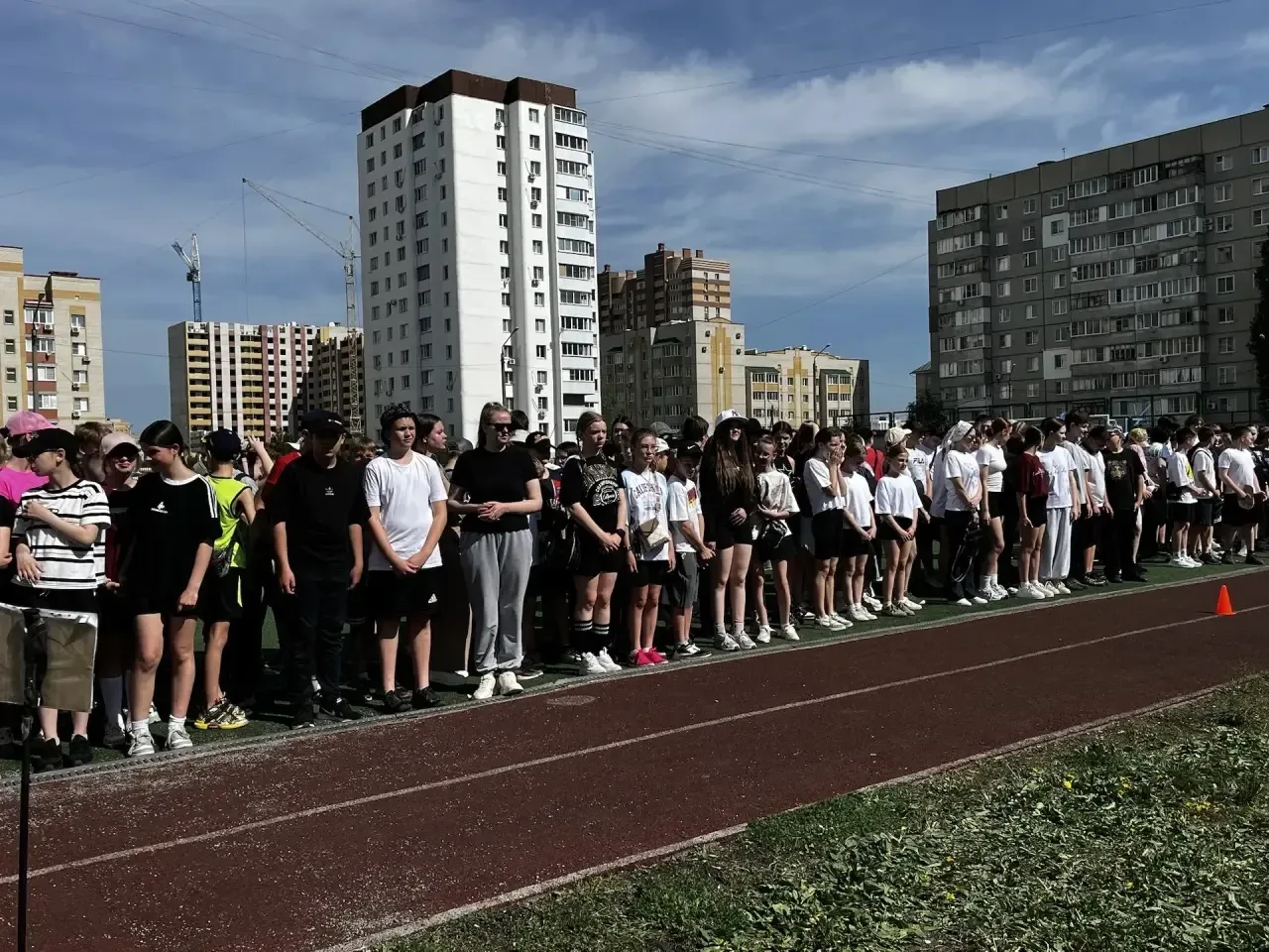 🎉🌈 Сегодня на стадионе школы прошли веселые старты для учащихся 5–8 классов «Разноцветные галстуки д