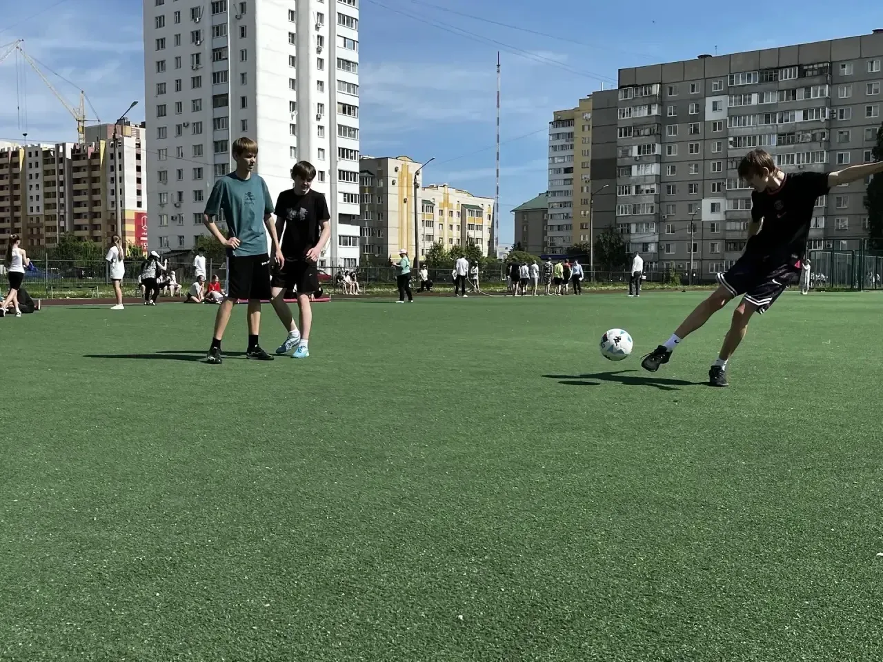 🎉🌈 Сегодня на стадионе школы прошли веселые старты для учащихся 5–8 классов «Разноцветные галстуки д