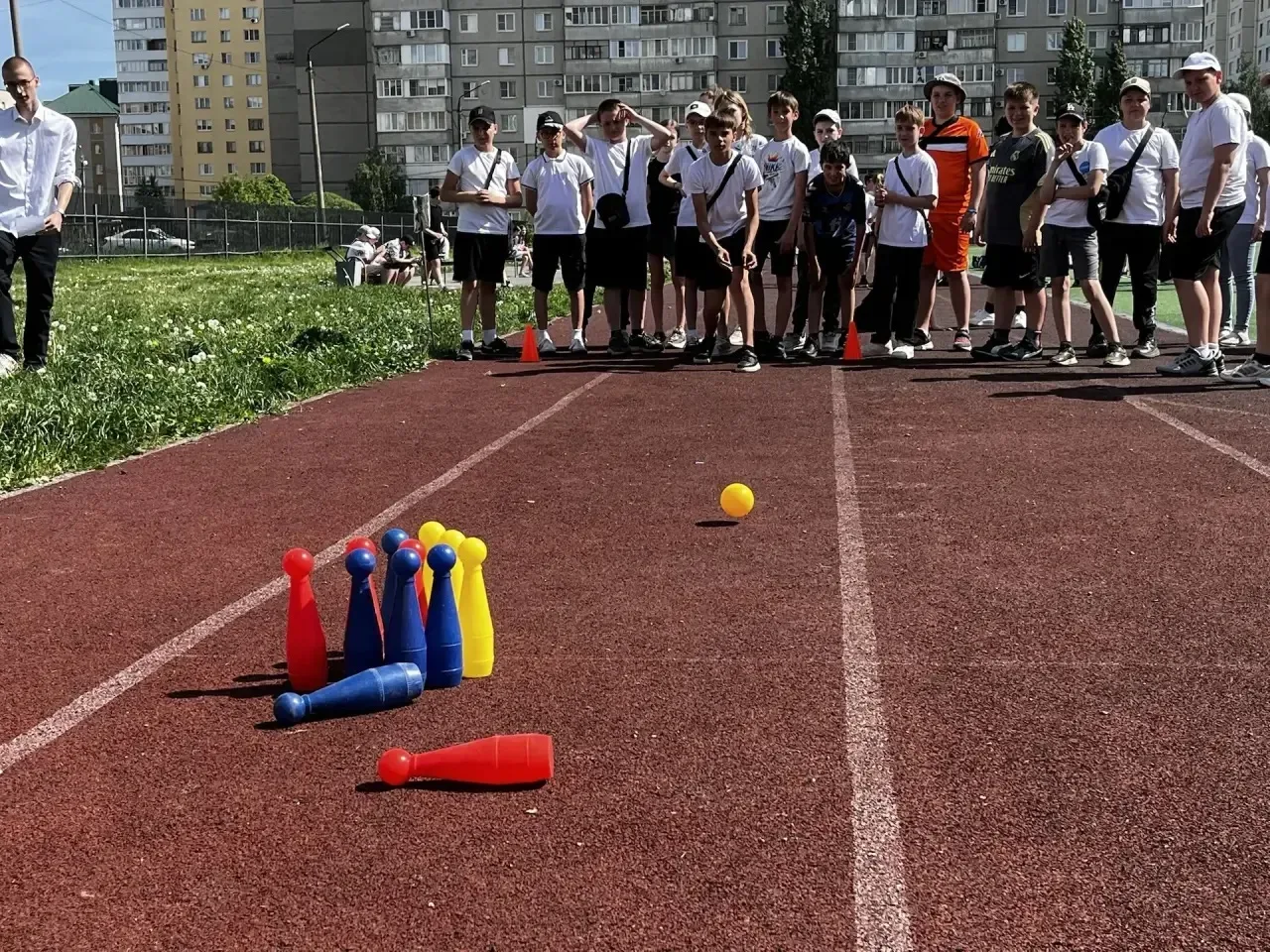🎉🌈 Сегодня на стадионе школы прошли веселые старты для учащихся 5–8 классов «Разноцветные галстуки д