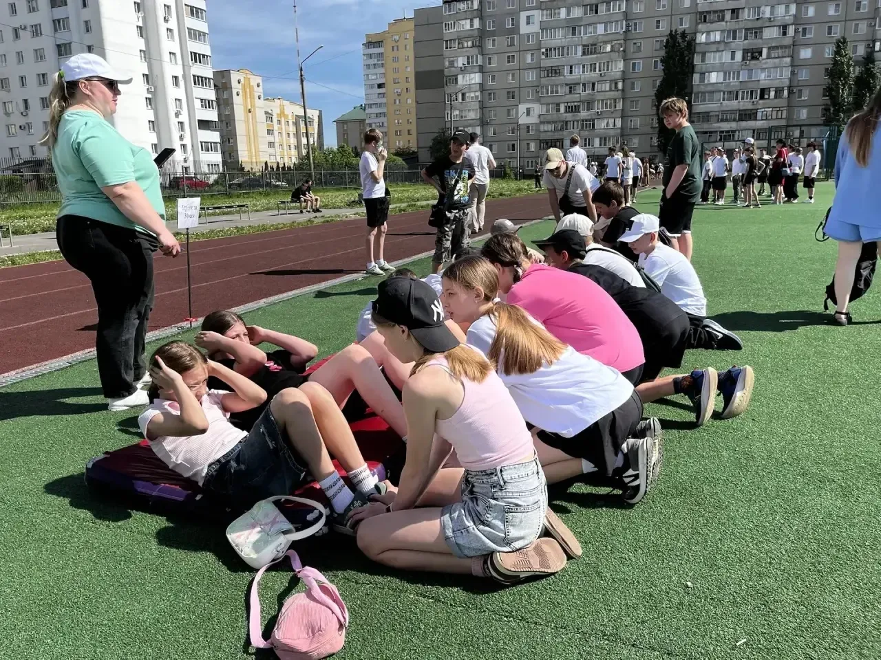 🎉🌈 Сегодня на стадионе школы прошли веселые старты для учащихся 5–8 классов «Разноцветные галстуки д
