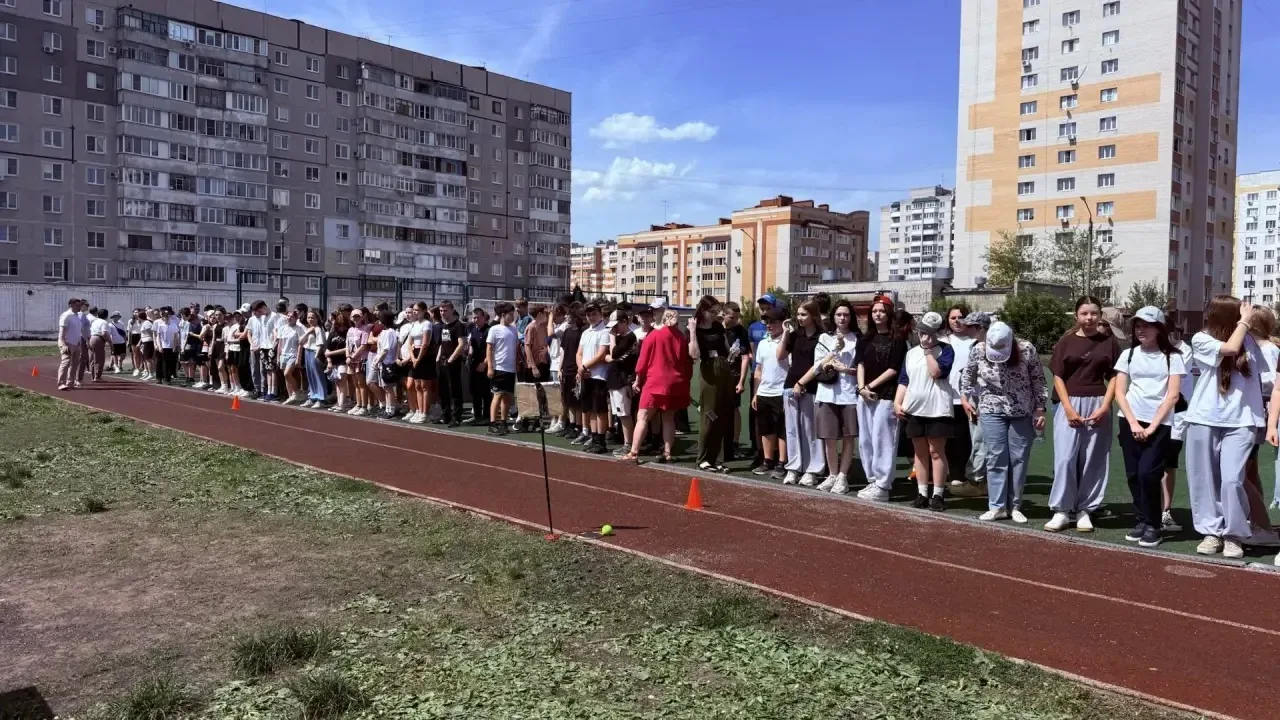 🎉🌈 Сегодня на стадионе школы прошли веселые старты для учащихся 5–8 классов «Разноцветные галстуки д