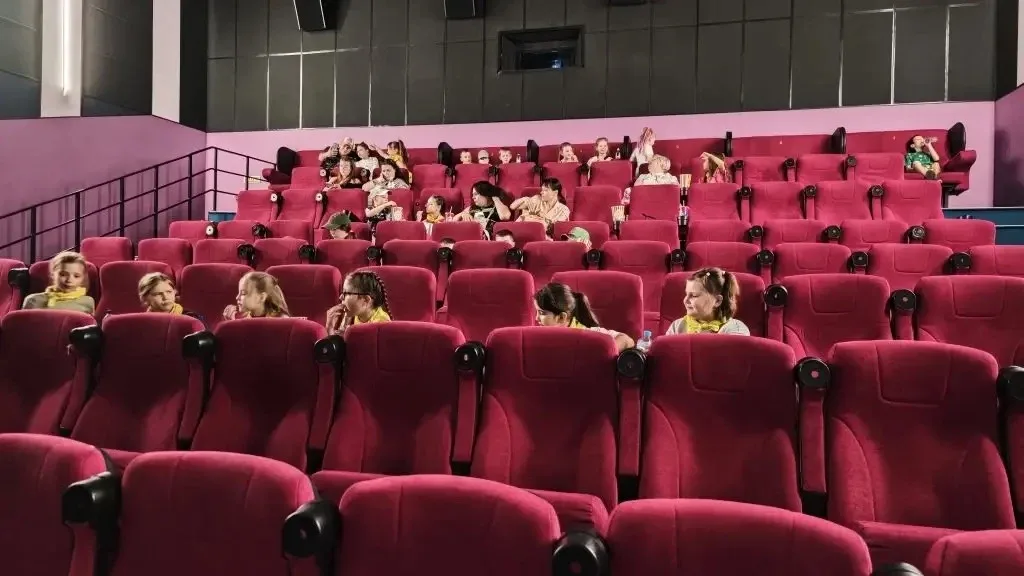 🎬 Сегодня ученики 1️⃣Д класса вместе с классным руководителем отправились в кинотеатр 🍿😊  Совместное