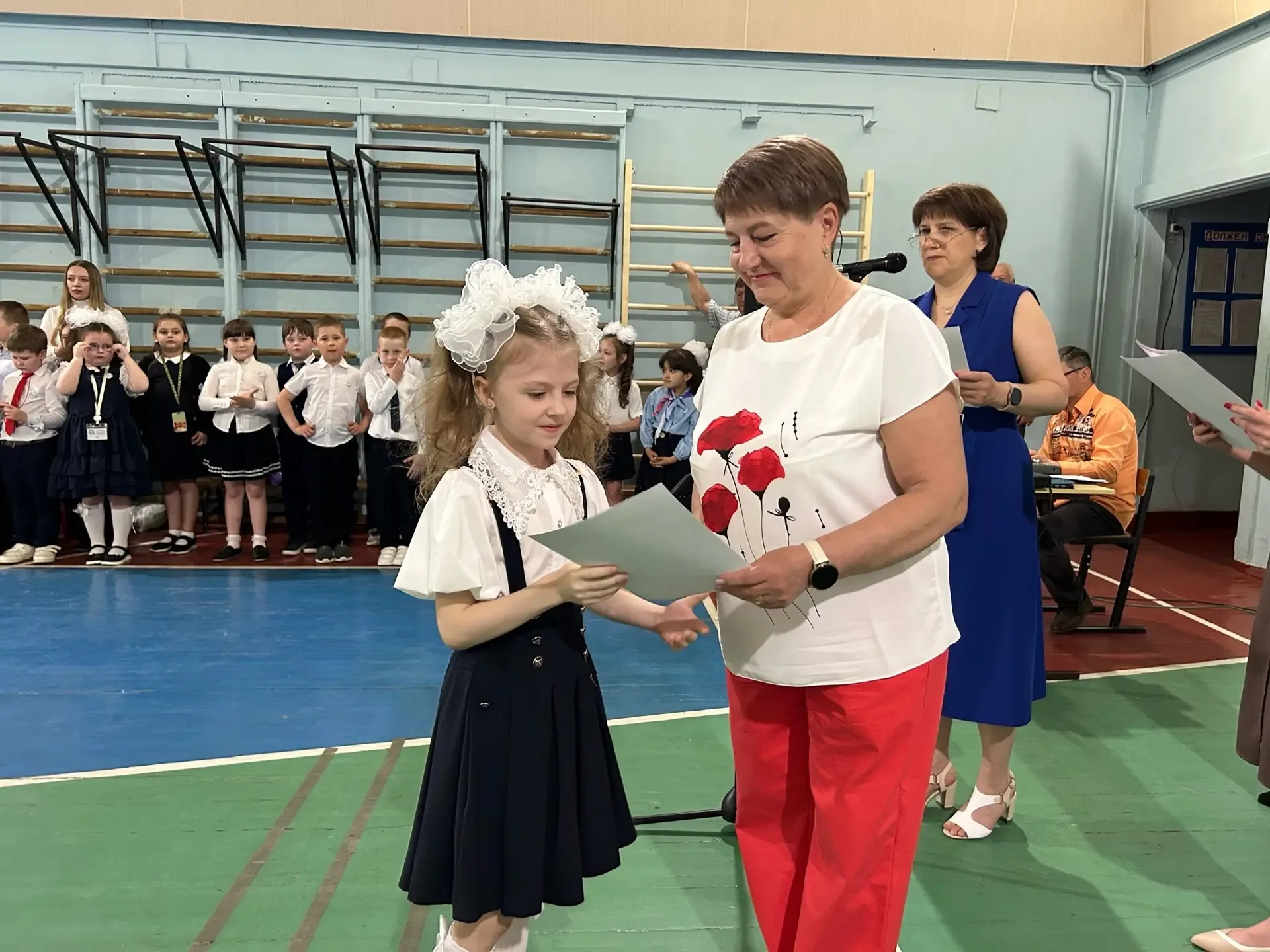 🎉 Сегодня в нашей школе прошла торжественная линейка для 1-х классов, посвящённая завершению учебног