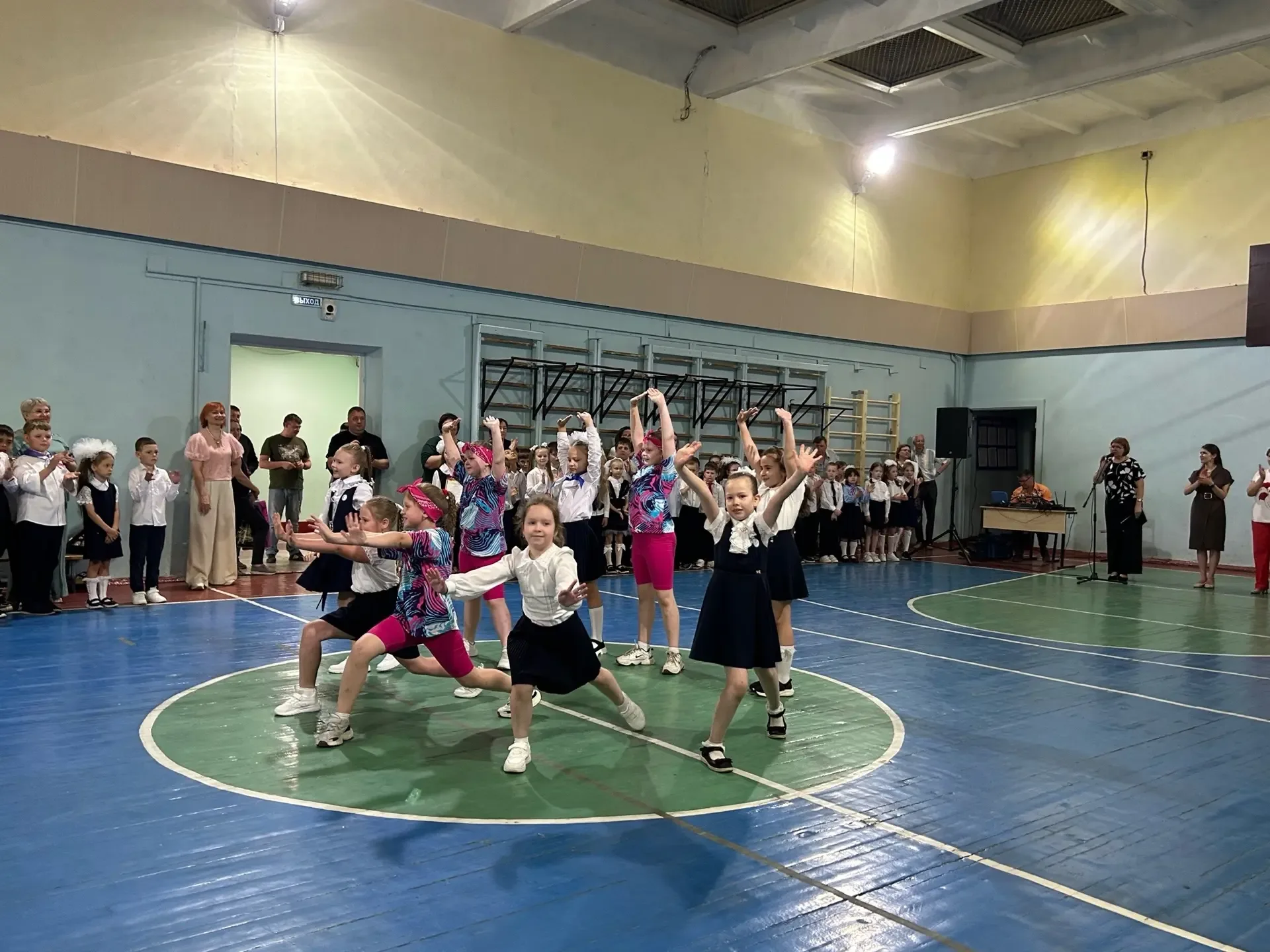 🎉 Сегодня в нашей школе прошла торжественная линейка для 1-х классов, посвящённая завершению учебног