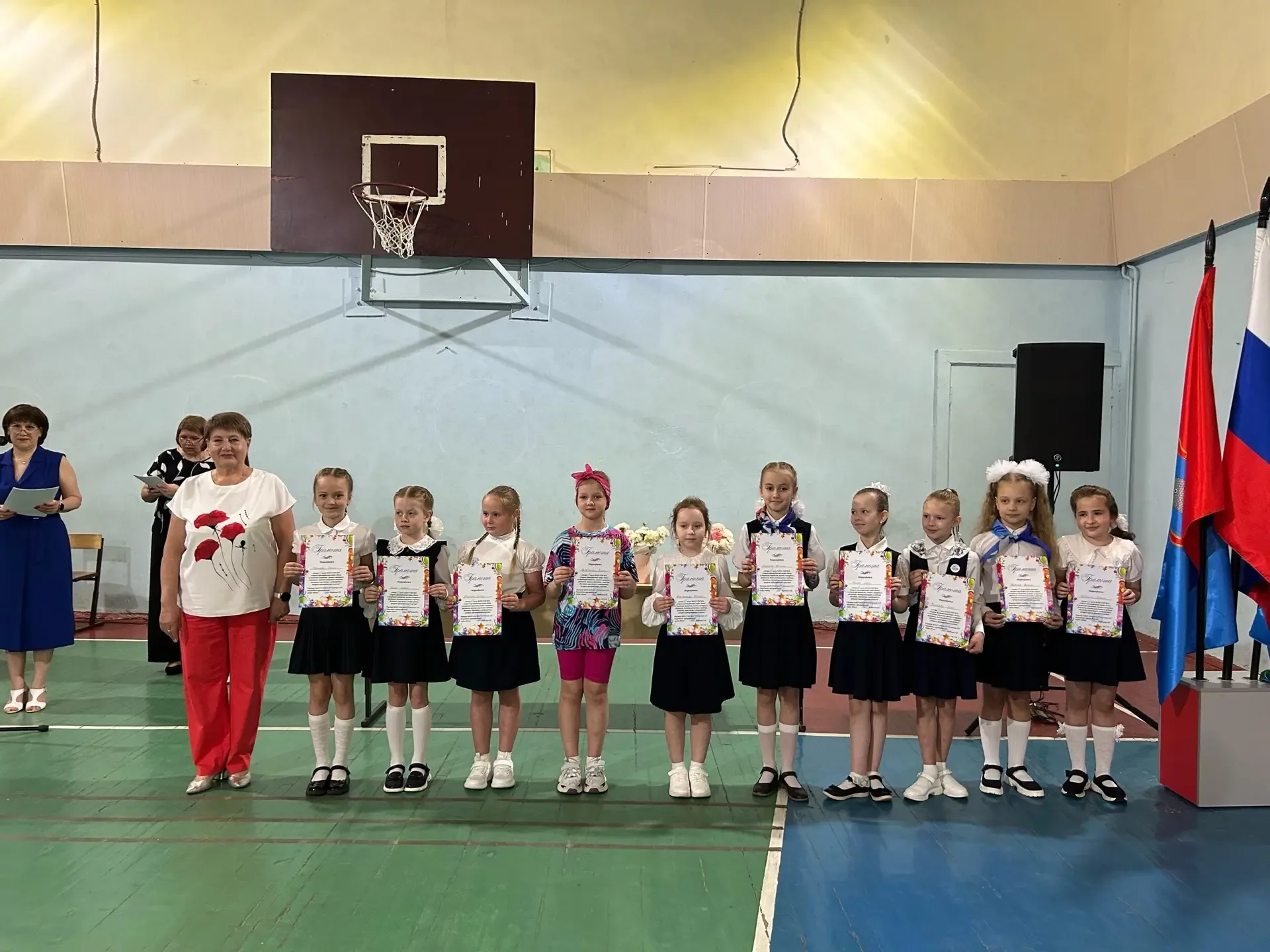 🎉 Сегодня в нашей школе прошла торжественная линейка для 1-х классов, посвящённая завершению учебног