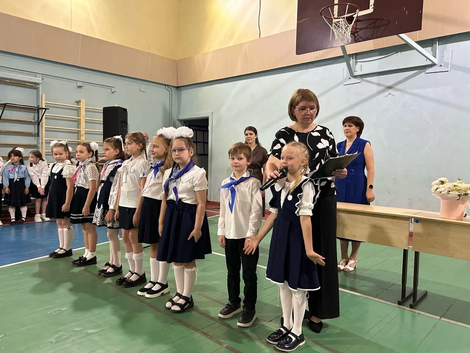 🎉 Сегодня в нашей школе прошла торжественная линейка для 1-х классов, посвящённая завершению учебног