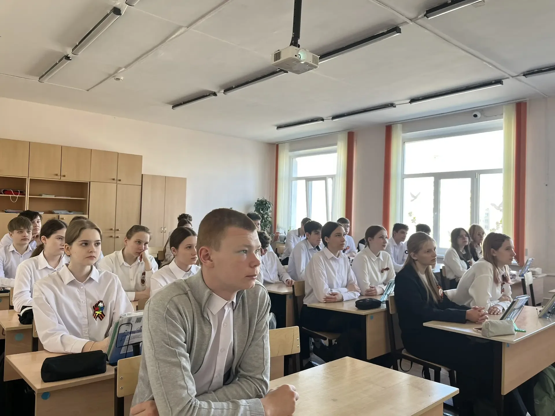 🇷🇺 Сегодня на занятии «Разговоры о важном» говорили на особенную и трогательную тему — «Песни о войн