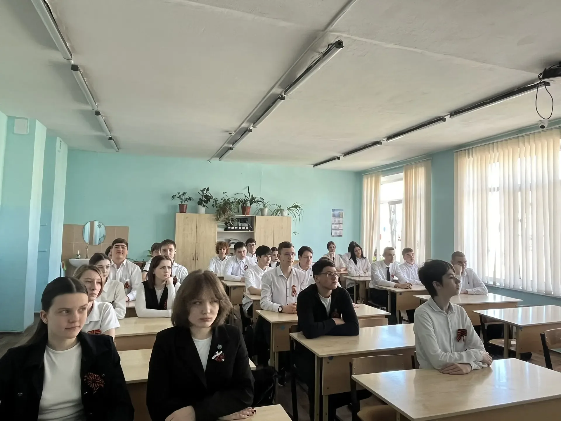 🇷🇺 Сегодня на занятии «Разговоры о важном» говорили на особенную и трогательную тему — «Песни о войн
