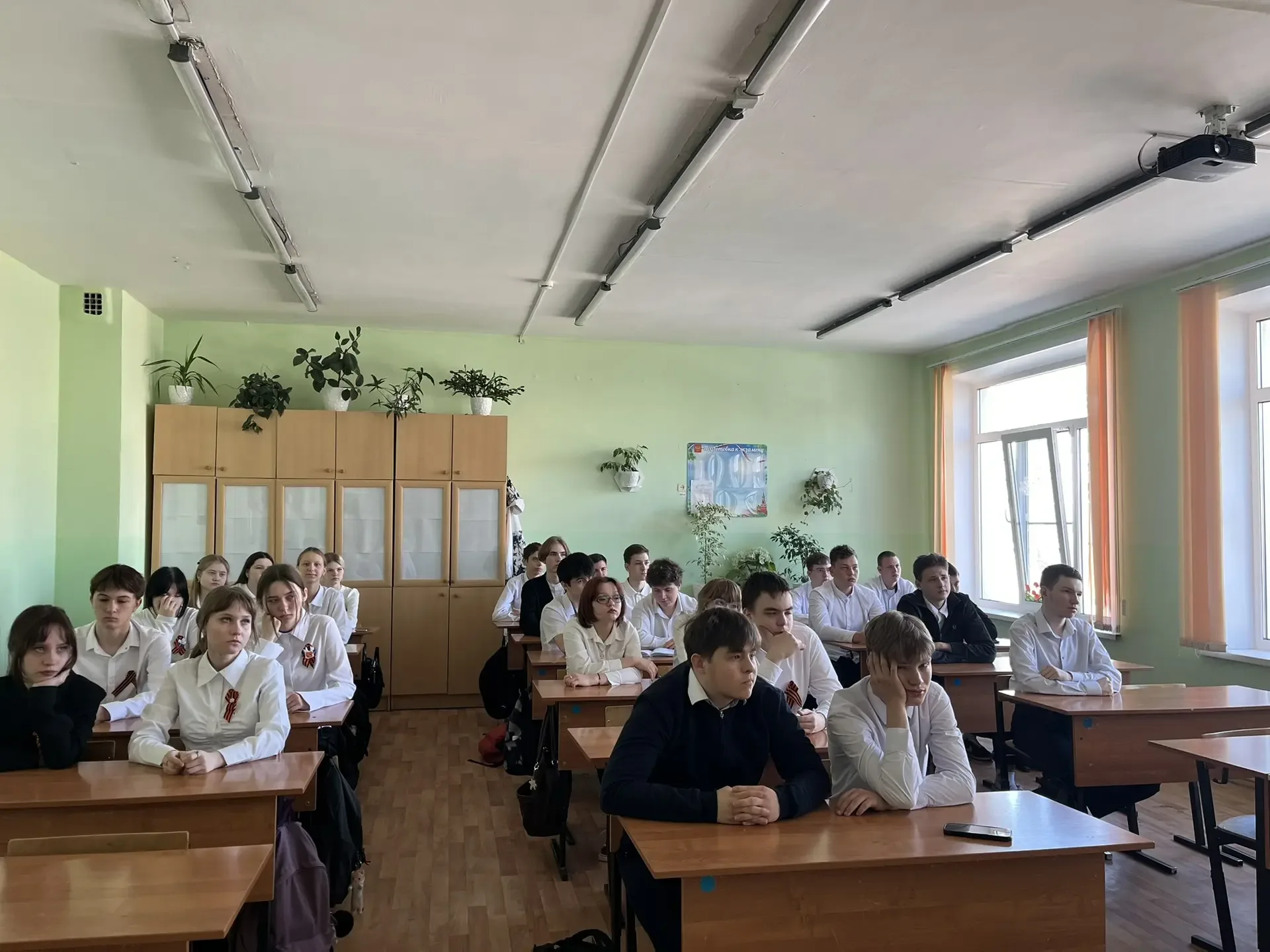 🇷🇺 Сегодня на занятии «Разговоры о важном» говорили на особенную и трогательную тему — «Песни о войн