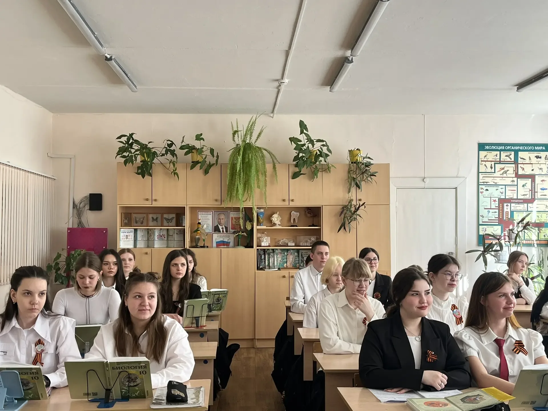 🇷🇺 Сегодня на занятии «Разговоры о важном» говорили на особенную и трогательную тему — «Песни о войн