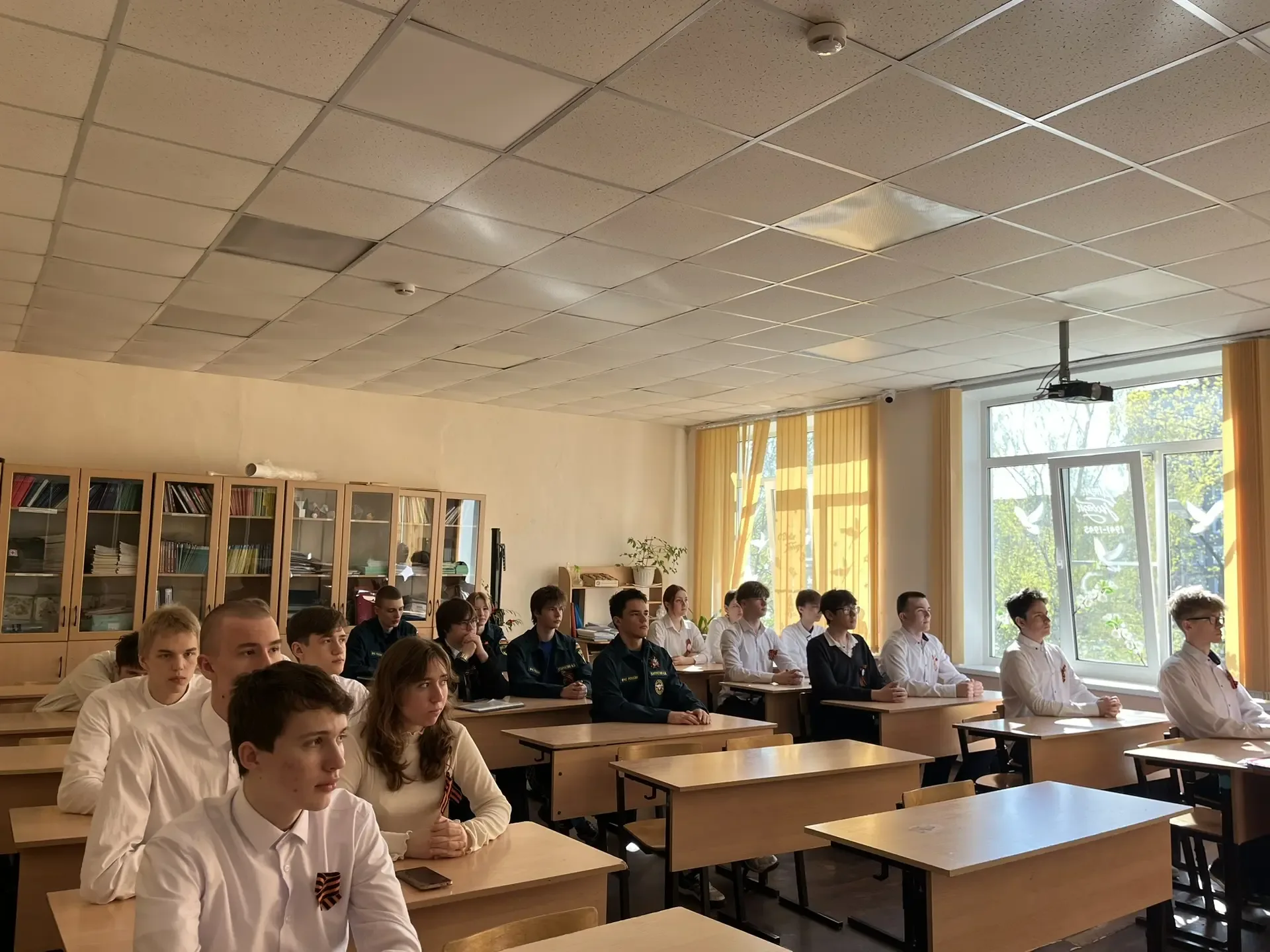 🇷🇺 Сегодня на занятии «Разговоры о важном» говорили на особенную и трогательную тему — «Песни о войн