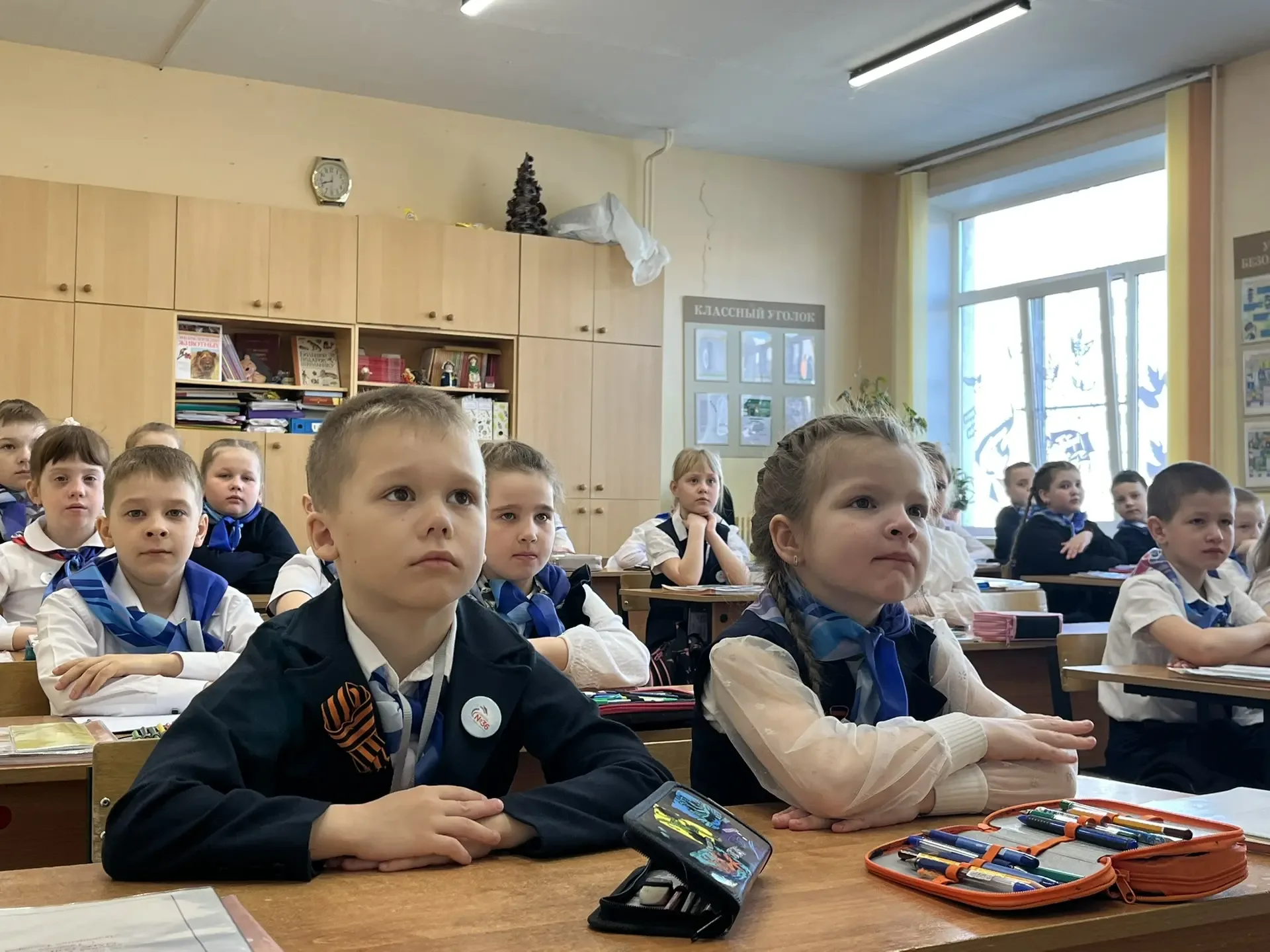🇷🇺 Сегодня на занятии «Разговоры о важном» говорили на особенную и трогательную тему — «Песни о войн