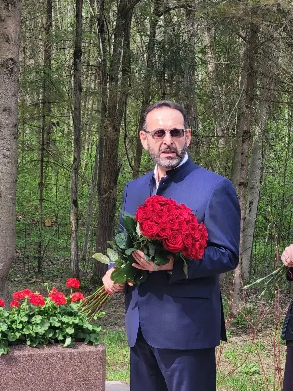 🕯 Память сильнее времени  В преддверии 9 Мая у памятного знака-стелы на месте сожженной фашистами де