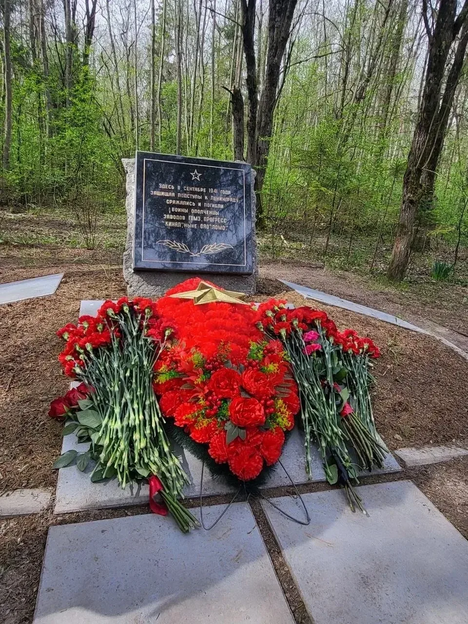 🕯 Память сильнее времени  В преддверии 9 Мая у памятного знака-стелы на месте сожженной фашистами де