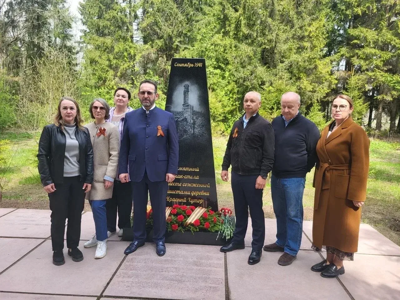 🕯 Память сильнее времени  В преддверии 9 Мая у памятного знака-стелы на месте сожженной фашистами де