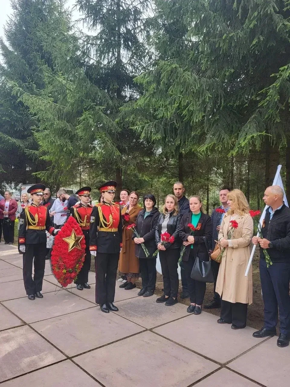 🕯 Память сильнее времени  В преддверии 9 Мая у памятного знака-стелы на месте сожженной фашистами де