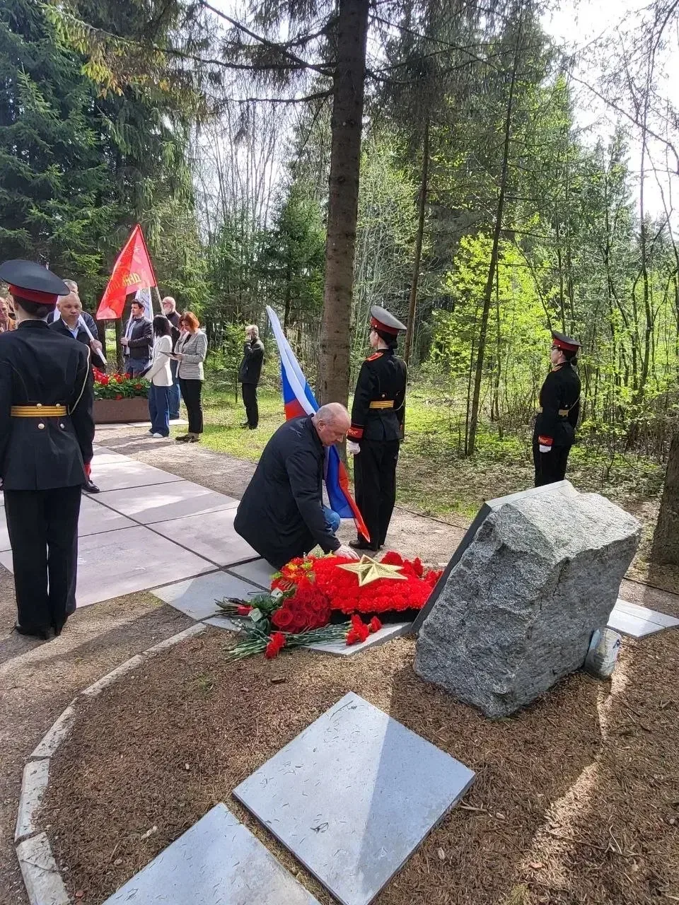 🕯 Память сильнее времени  В преддверии 9 Мая у памятного знака-стелы на месте сожженной фашистами де