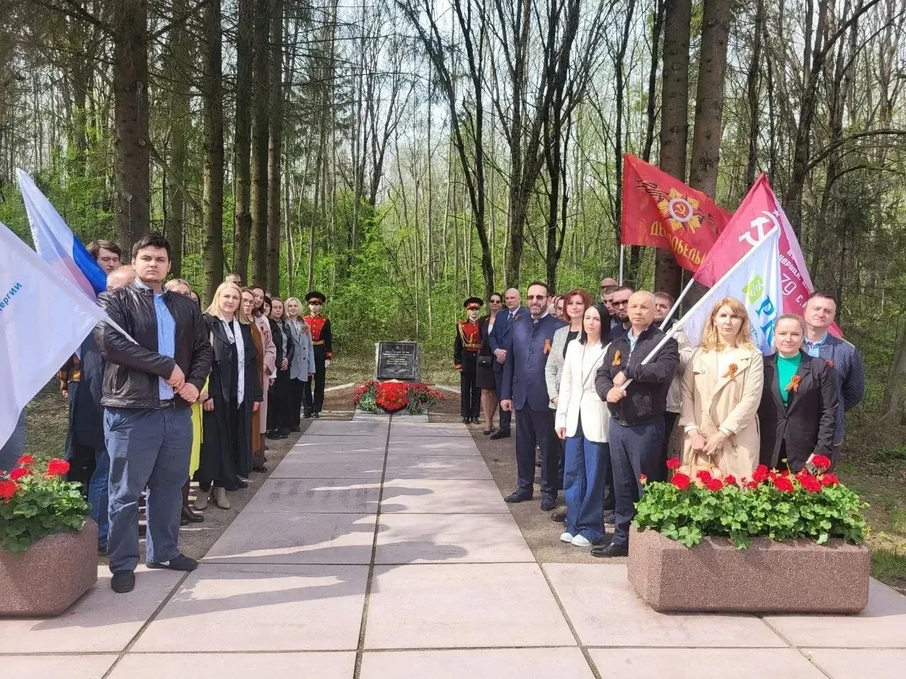 🕯 Память сильнее времени  В преддверии 9 Мая у памятного знака-стелы на месте сожженной фашистами де