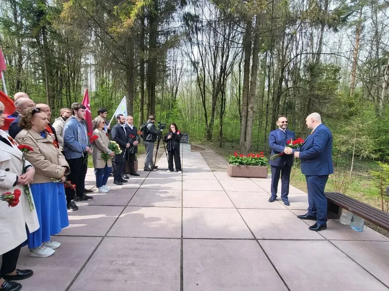 🕯 Память сильнее времени  В преддверии 9 Мая у памятного знака-стелы на месте сожженной фашистами де
