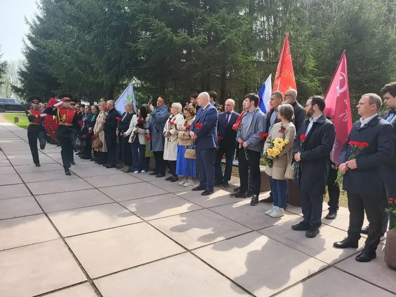 🕯 Память сильнее времени  В преддверии 9 Мая у памятного знака-стелы на месте сожженной фашистами де