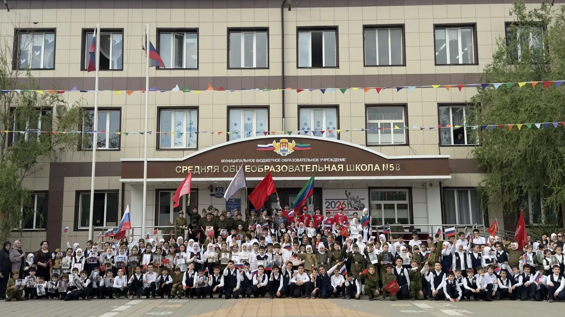 В преддверии Дня Победы в МБОУ «СОШ № 58» прошла всероссийская акция «Бессмертный полк» — трогательн