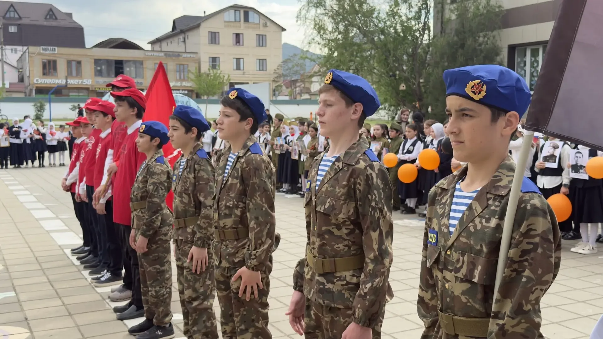 В преддверии Дня Победы в МБОУ «СОШ № 58» прошла всероссийская акция «Бессмертный полк» — трогательн