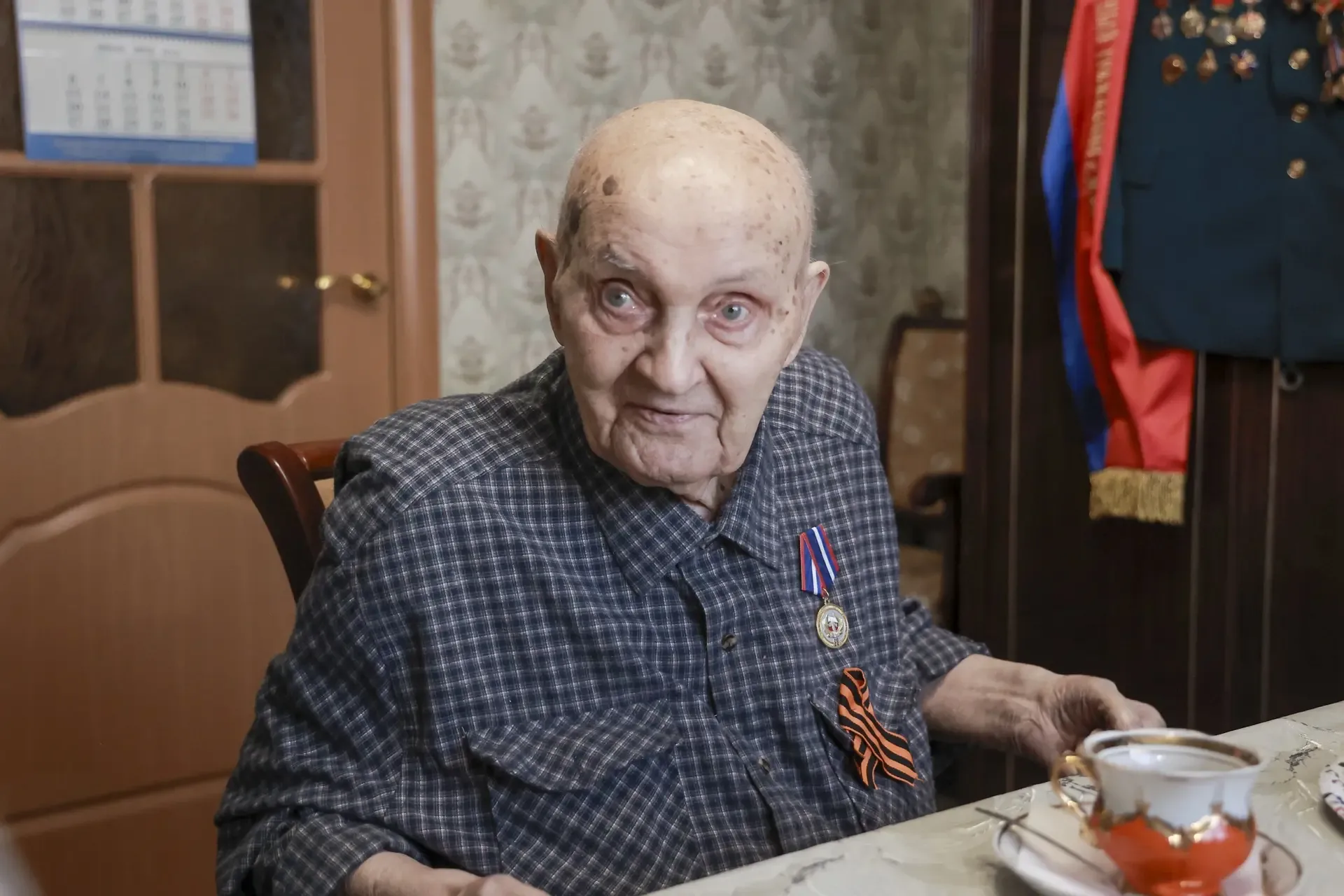 Вновь побывал в гостях у Геннадия Владимировича Луканова, ветерана Великой Отечественной войны, чей 