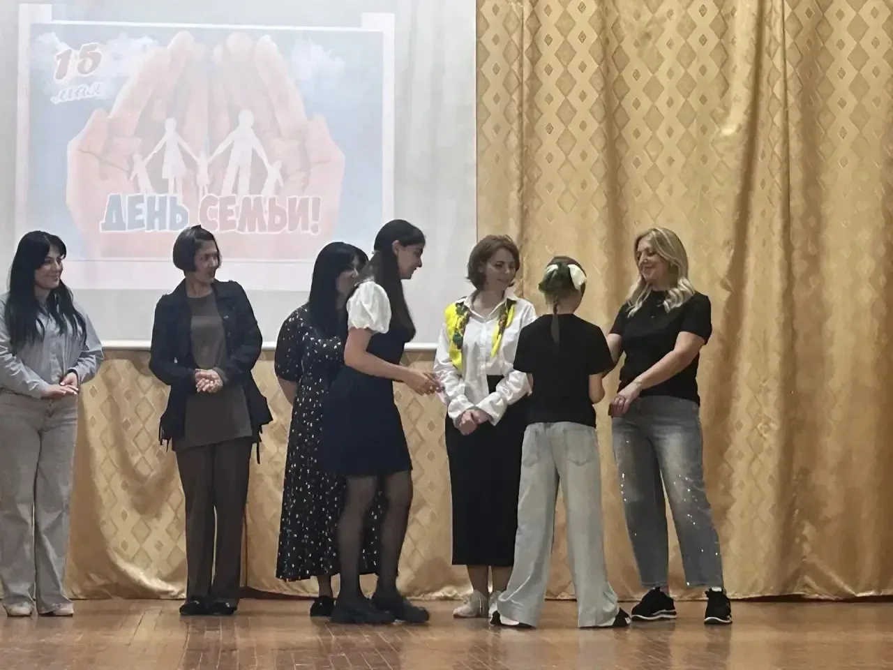 💫14 мая в МБОУ СОШ №46 им. И.М. Дзусова прошла празднично-игровая программа «Любовь и верность - зал