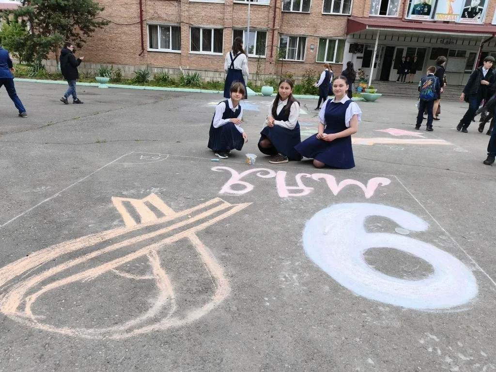 На конкурсе рисунков на асфальте, посвящённом Дню Победы, от каждого класса были сформированы команд