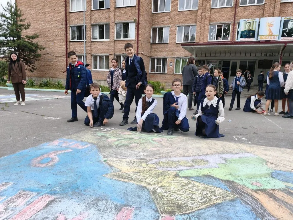 На конкурсе рисунков на асфальте, посвящённом Дню Победы, от каждого класса были сформированы команд